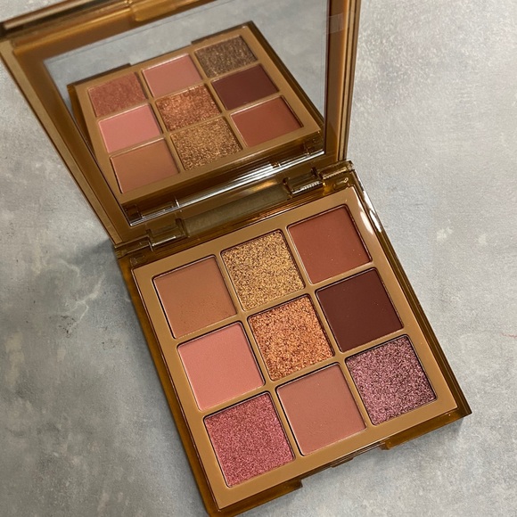 HUDA BEAUTY Other - Huda beauty medium nude obsessions palette